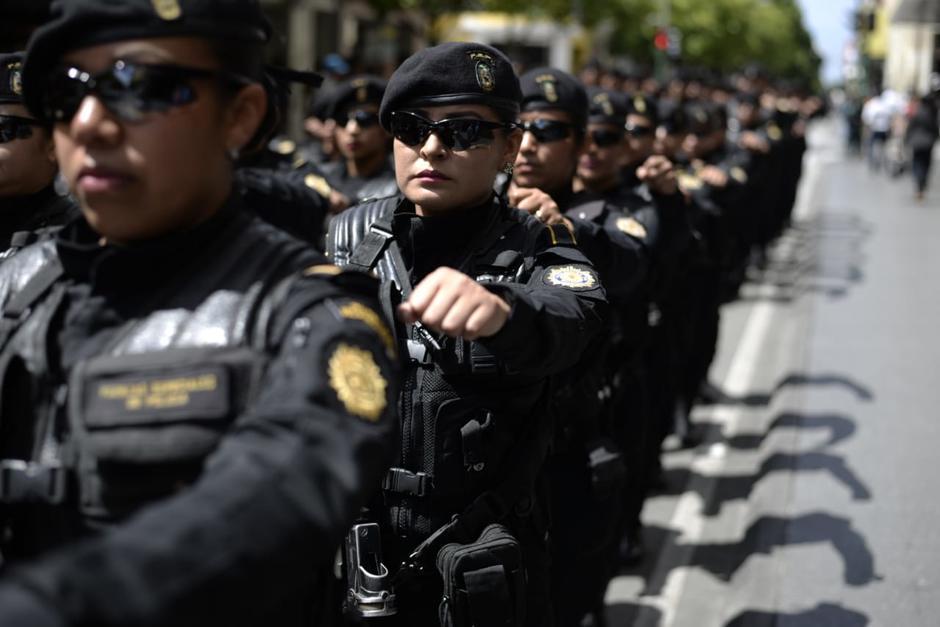 Los agentes de la PNC tienen varias restricciones para accionar sus armas contra los delincuentes. (Foto: Archivo/Soy502)