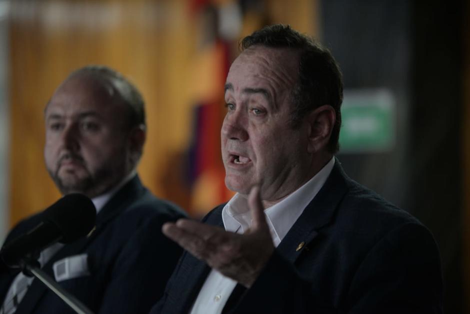 El presidente Alejenadro Giammattei junto al ministro de Economía, Antonio Malouf, en conferencia de prensa. (Foto: Wilder López/Soy502)