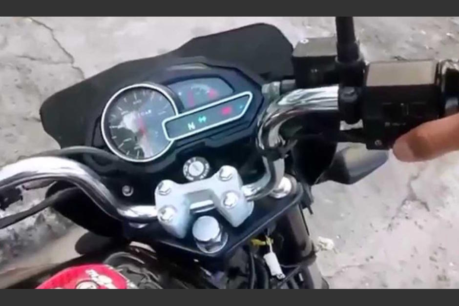 Según la versión del conductor, obtuvo la motocicleta en una transacción con un amigo y no llevó el vehículo a expertaje (Foto: captura de pantalla)