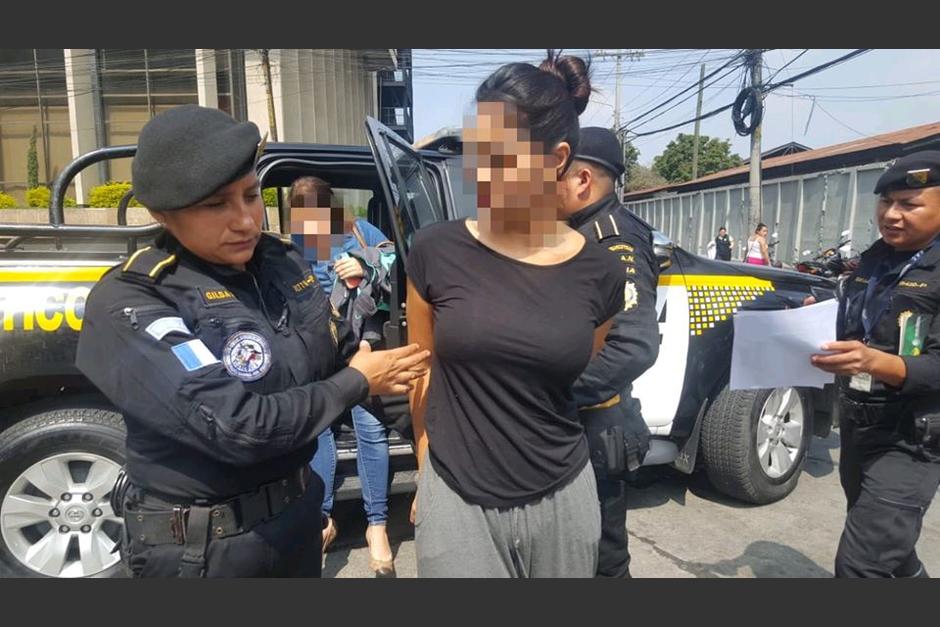 La detenida llevaba el dinero en su maleta. (Foto: PNC)