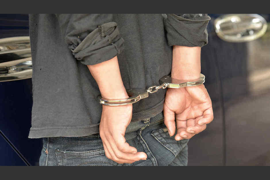 Un hombre tomó de rehén a su hijastra, le disparó a la policía y un agente lo redujo con una arriesgada maniobra. (Foto: Telemundo)