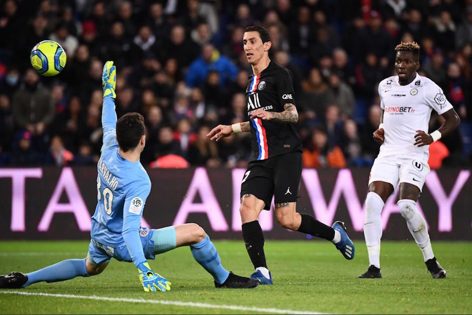 Un toque con mucha clase de Angel Di María fue suficiente para mandar el balón al fondo de la red. (Foto: AFP)