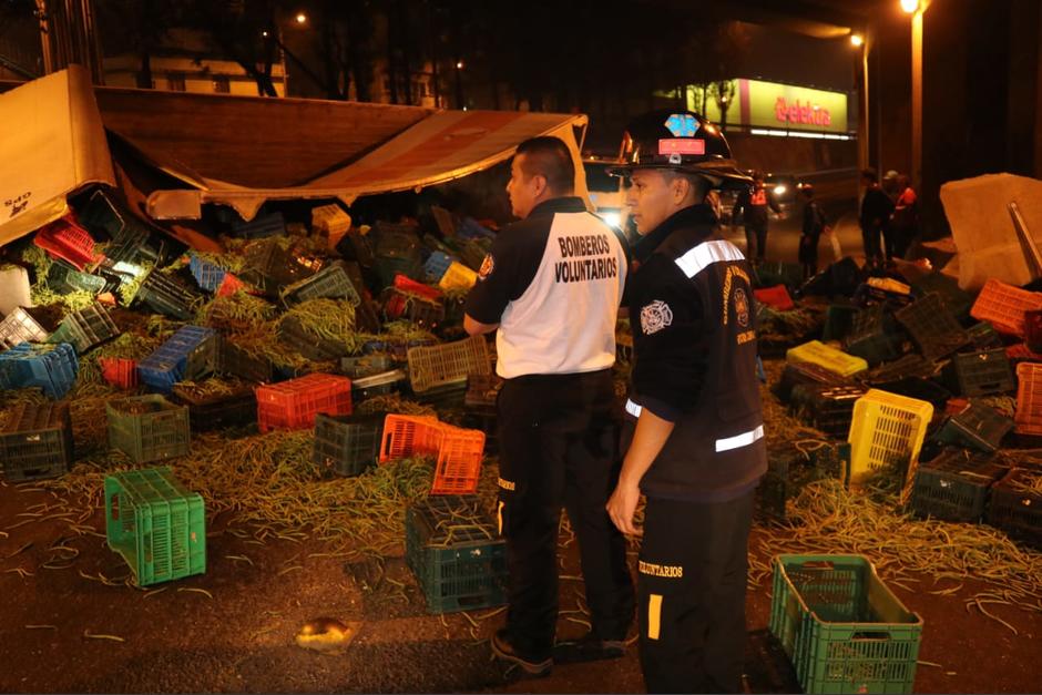 El camión perdió el control cuando se dirigía hacia la zona 3. (Foto: Bomberos Voluntarios)