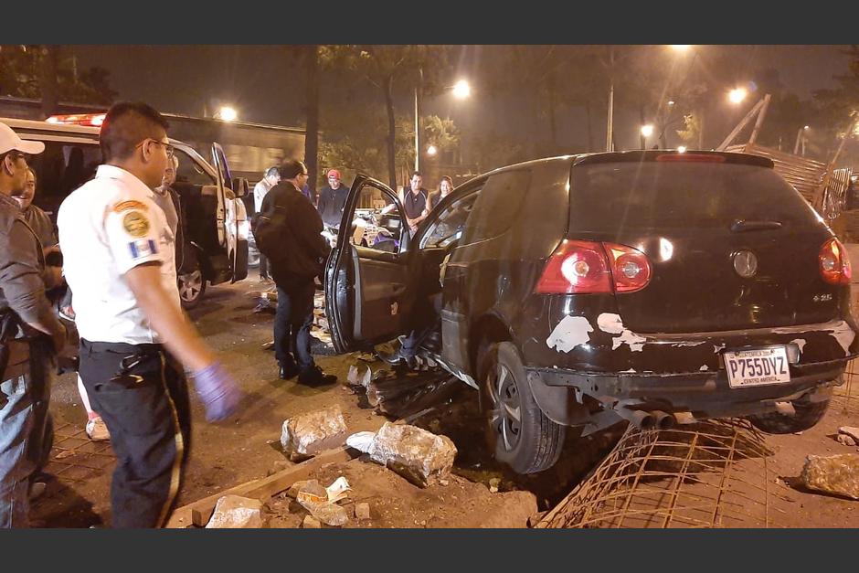 El conductor perdió el control de su vehículo y terminó incrustado en la construcción de una estación de Transmetro en el Anillo Periférico. (Foto: Bomberos Voluntarios)