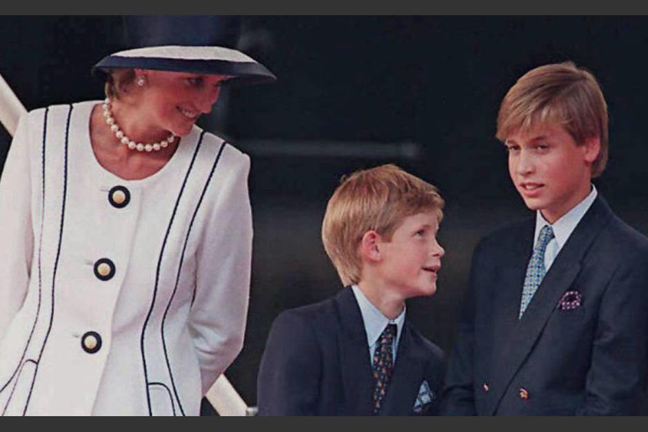 Lady Di era una madre dedicada a sus hijos, el príncipe Harry y el príncipe William, cuando eran pequeños. (Foto: Infobae)