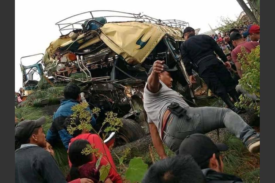 El conductor del bus perdió el control del vehículo y se precipitó en un barranco. (Foto: Twitter/Soydeh8)