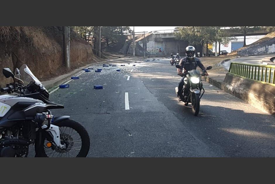 El camión dejó tiradas varias cajas de plástico y las botellas quebradas sobre la cinta asfáltica. (Foto: Pampichi News)