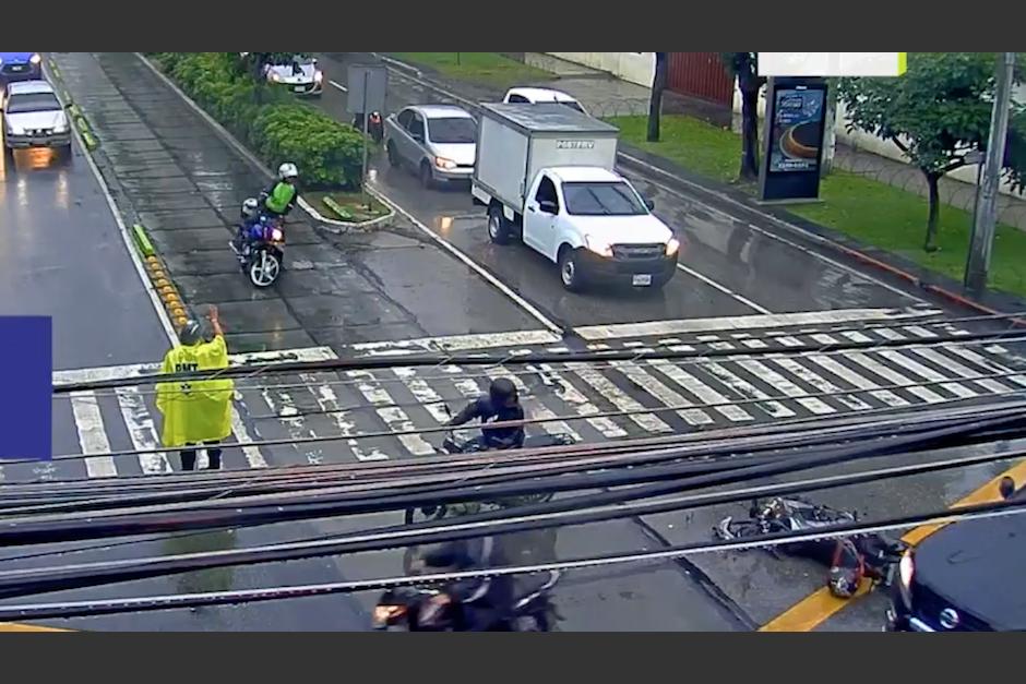 El conductor no se fijó de la señal del agente de la PMT, se pasó el alto y terminó en el asfalto. (Captura Video)
