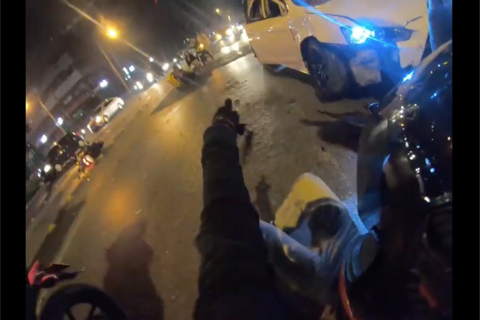 El repartidor de comida, su acompañante y el automovilista protagonizaron el impactante choque. (Captura video)