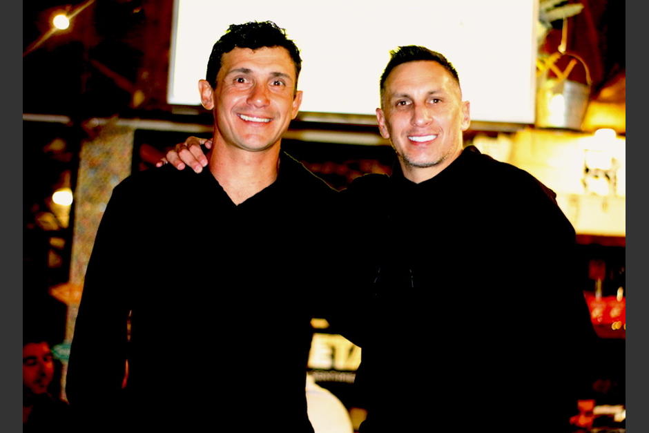 Christian "El Chaco" Giménez visitó Guatemala y aprovechó la ocasión para reencontrarse con su amigo de infancia Sebastián Bini entrenador de Municipal. (Foto: Rudy Martínez/Soy502)