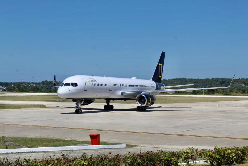 El aterrizaje de esta aeronave sorprendió a propios y extraños en el aeropuerto Mundo Maya. (Foto: DGAC)
