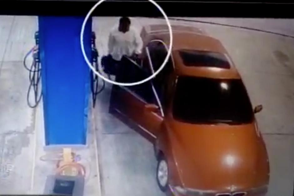 Un hombre hurtó una mochila que encontró en la bomba de combustible de una estación de servicio de Ciudad San Cristóbal, Mixco. (Foto: captura de pantalla ) 