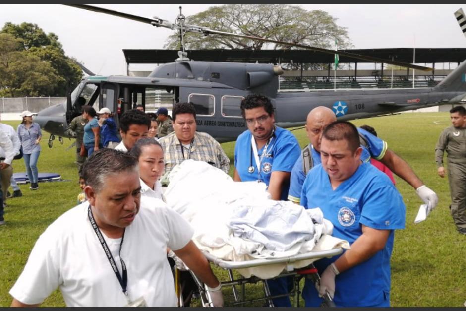Gladys Fabiola Téllez Morán fue trasladada vía aérea al Hospital Nacional de Escuintla. (Foto: Ejército de Guatemala)