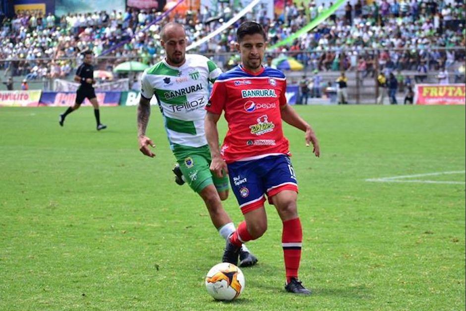 Wilson Godoy y Pablo Mingorance disputan el balón durante el juego. (Foto: Fredy Hernández/Soy502)