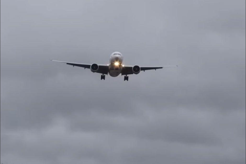 Un avión tuvo problemas para aterrizar por los fuertes vientos en Inglaterra. (Foto: Twitter)