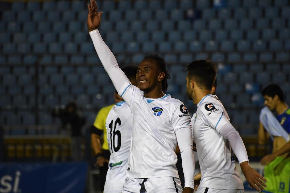 Bladimir Díaz marcó su cuarto gol del torneo y le dio el triunfo a Comunicaciones. (Foto: Rudy Martínez/Soy502)