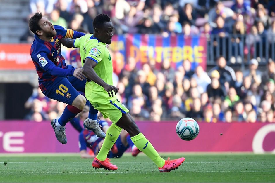 Messi sufre una infracción durante el partido del Barcelona ante el Getafe (2-1). (Foto: AFP)