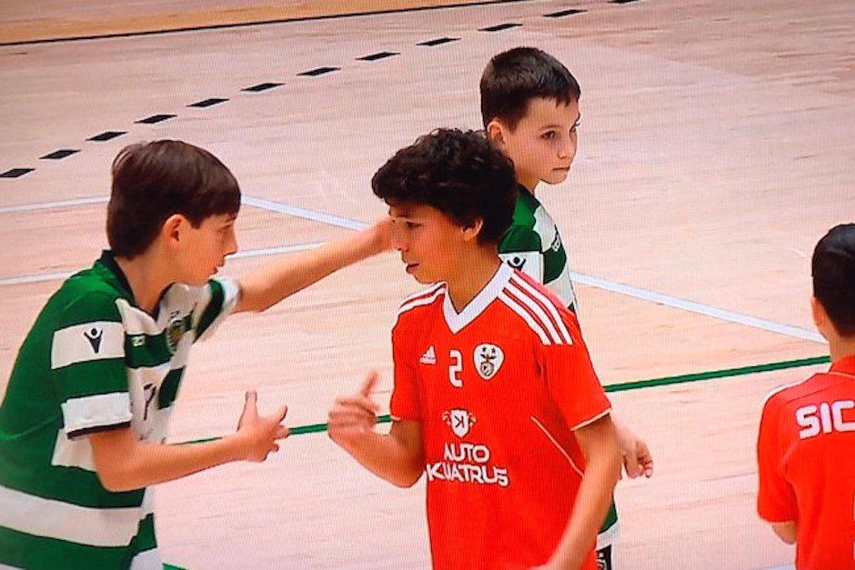 Jugadores del Sporting de Lisboa y del Benfica se dan la mano durante el clásico de Portugal en categorías inferiores de fútbol sala. (Foto: Captura)