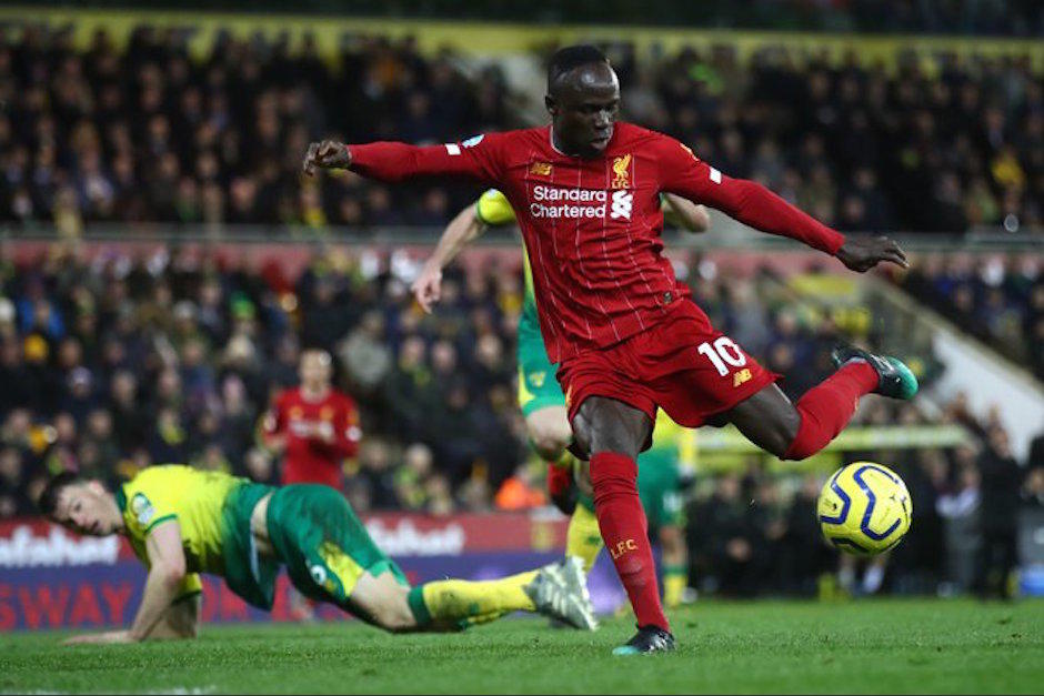 Sadio Mané se prepara para sacar el disparo y marcar el gol del triunfo del Liverpool. (Foto: Twitter)