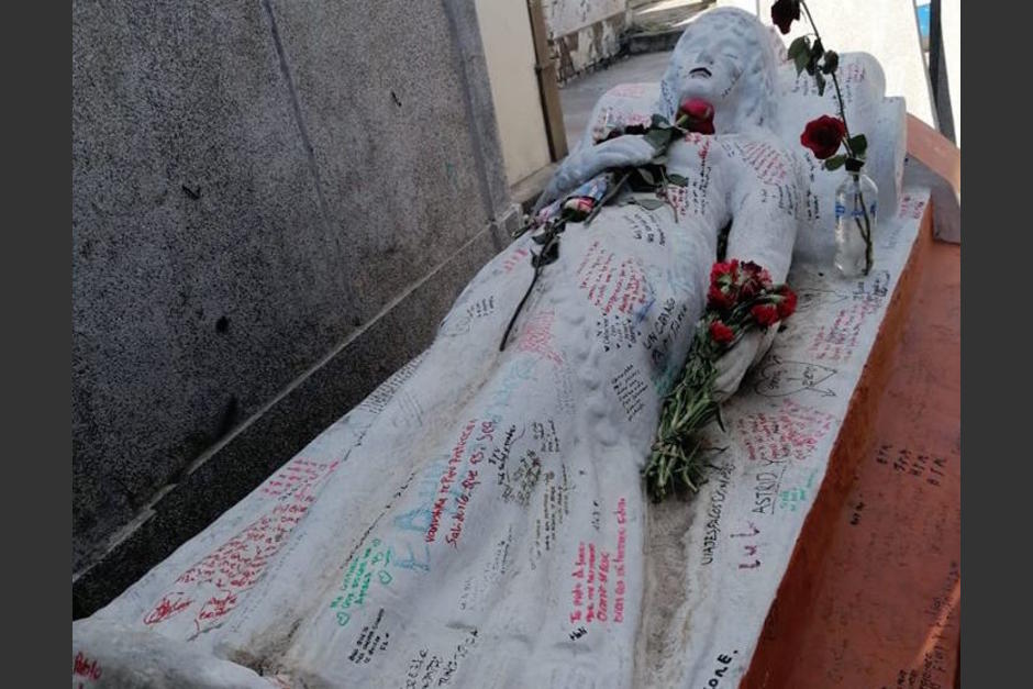 Algunas personas llegan a pedirle milagros de amor a "Vanushka". (Foto: Stereo 100)