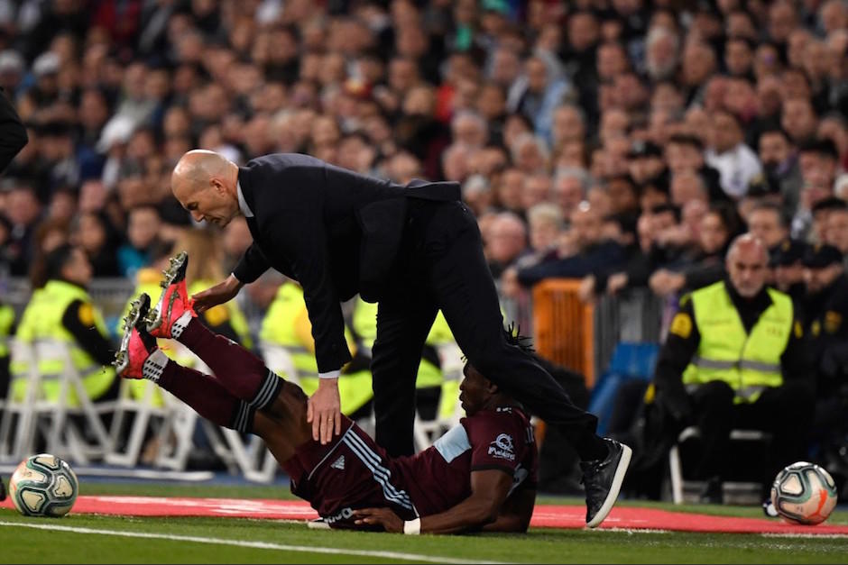 Joseph Aidoo se lleva por delante a Zidane durante el partido del Real Madrid ante el Celta de Vigo. (Foto: AFP)