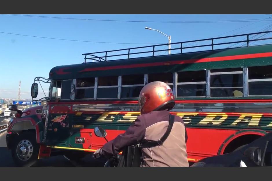 El chofer de los Transportes Esmeralda cruzó su unidad para protagonizar una discusión con otro piloto. (Captura Video)