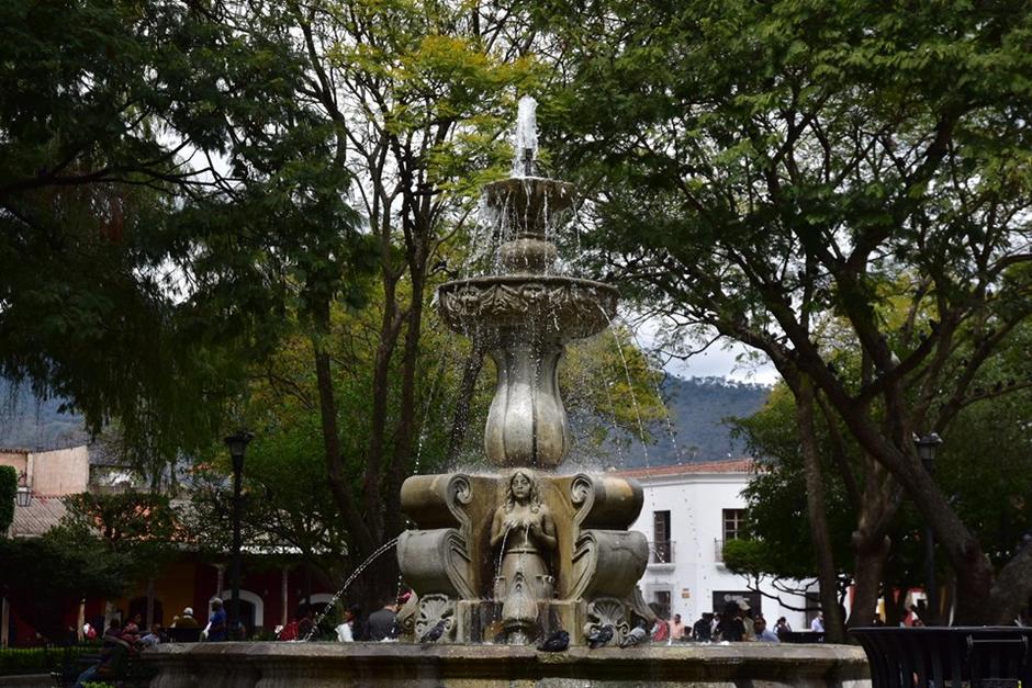 El perro sorprendió a propios y extraños al bañarse en la fuente de las Sirenas. (Foto: Fredy Hernández/Soy502) 