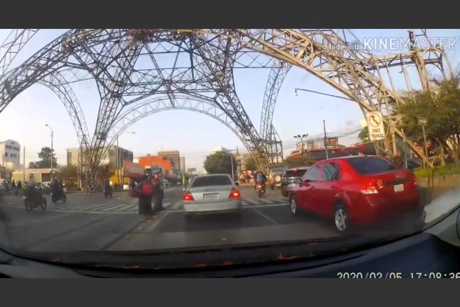 El motorista comete una imprudencia que casi termina en un grave choque. (Foto: Captura /Imprudencias GT) 