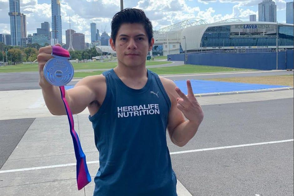 Jorge Vega muestra la medalla de plata que obtuvo en la Copa del Mundo de Melbourne. (Foto: Jorge Vega)