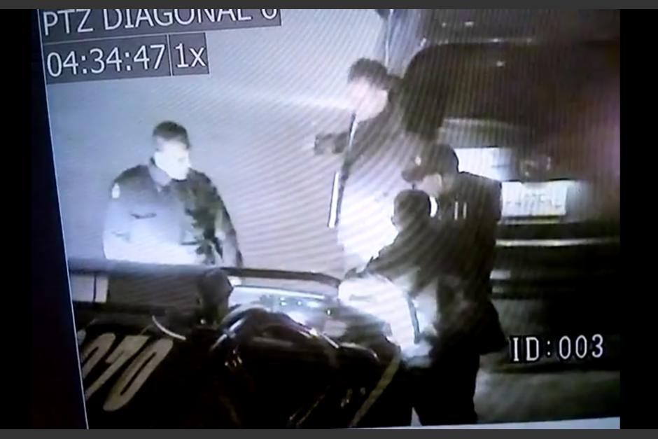 Un video muestra el momento en que el agente toma el dinero que dejó el conductor en la puerta. (Foto: captura video) 