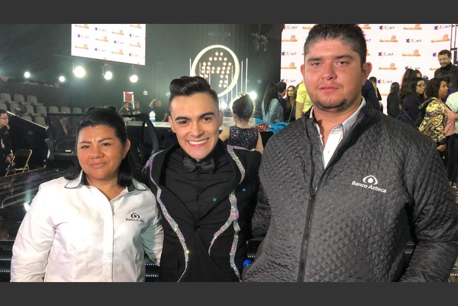 Los ganadores compartieron con el representante de Guatemala, en La Academia. (Foto cortesía: Banco Azteca)