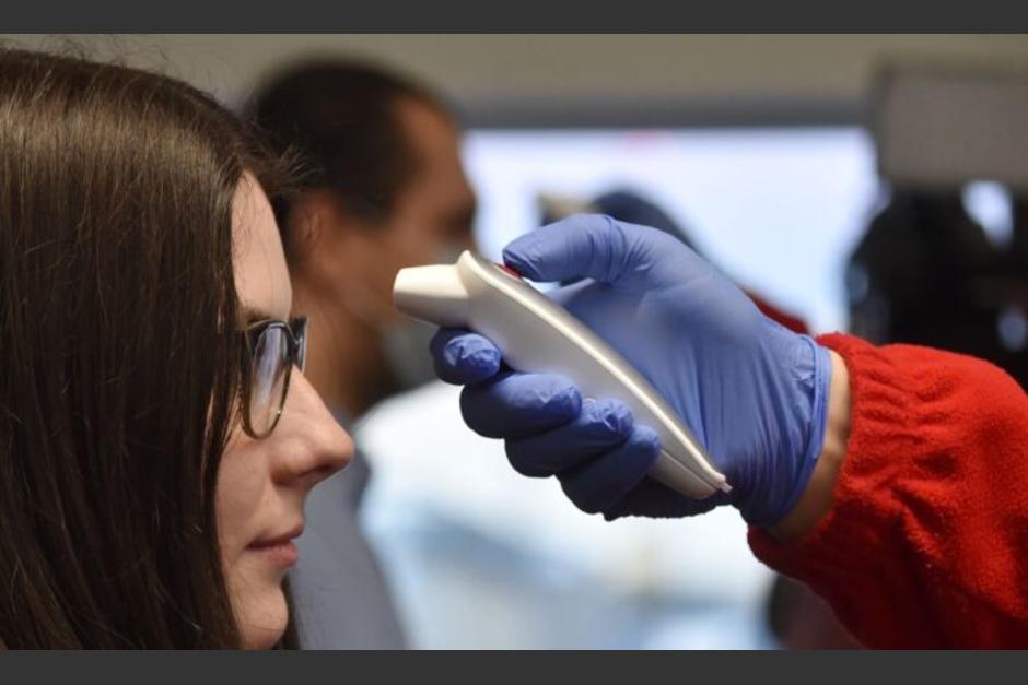 Estos rumores acerca de cómo contraer el coronavirus se dispersan. (Foto: AFP) 