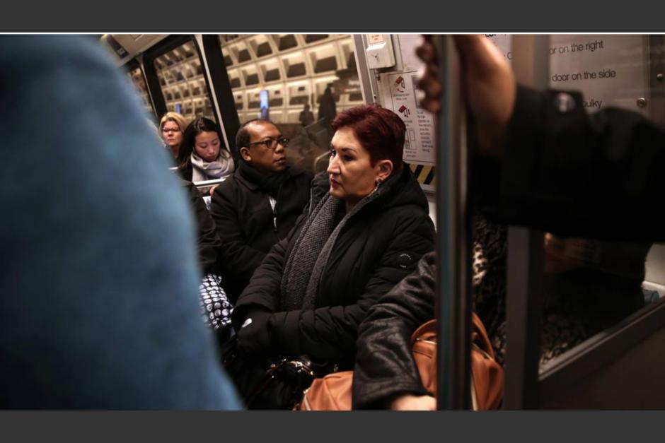 Thelma Aldana en el metro en Estados Unidos. (Foto: Miami Herald) 