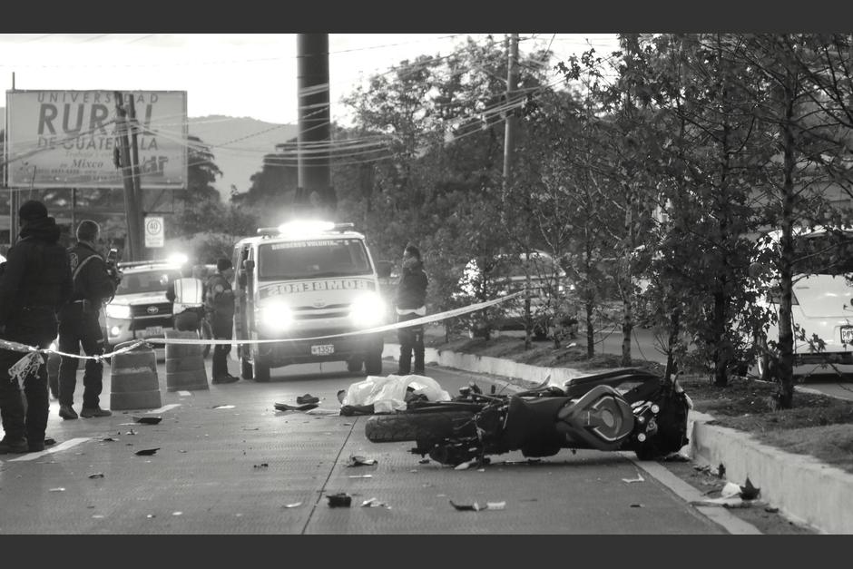 El hombre no pudo mantener el equilibro de su moto y se empotró en el arriate central de la ruta Interamericana. (Bomberos Voluntarios)