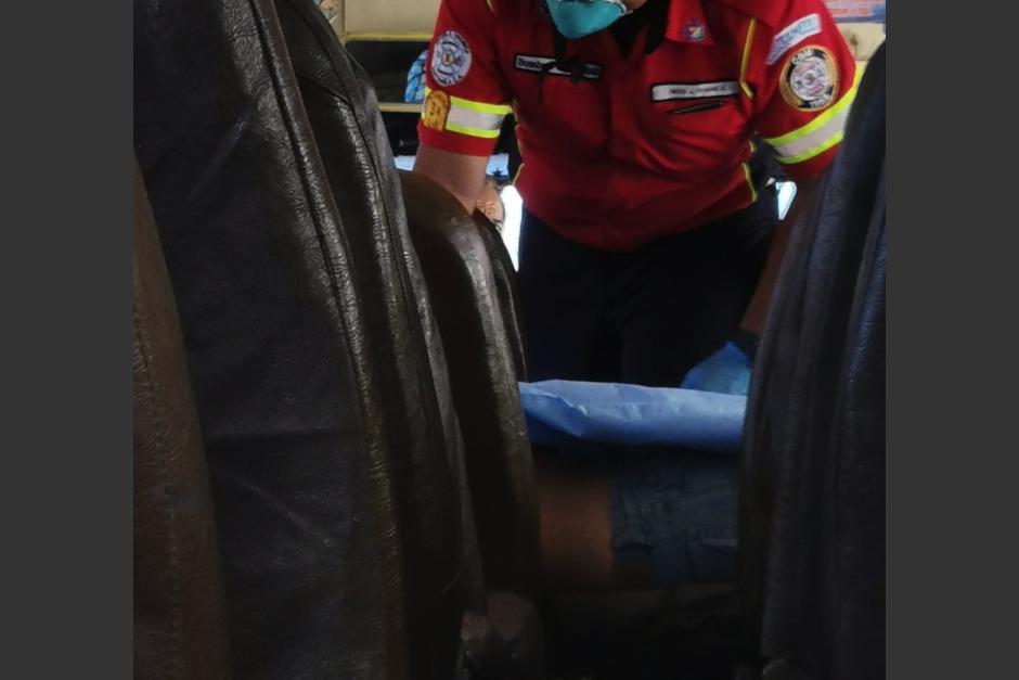 Un hombre falleció en el interior de un bus de pasajeros. (Foto: Bomberos Municipales)