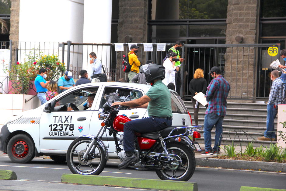 El aumento en el parque de motocicletas se nota desde la suspensión del transporte público y la restricción de movilidad por placa. (Foto: Fredy Hernández/Soy502)