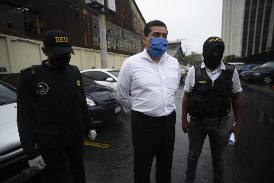 El Ministerio Público arresto a Edgar Gómez Escobar, exviceministro de Comunicaciones, por el caso del Libramiento de Chimaltenango. Al ingresar a la Torre de Tribunales, dijo que su captura es porque perteneció al Gobierno anterior. (Foto: Wilder López/Soy502) 