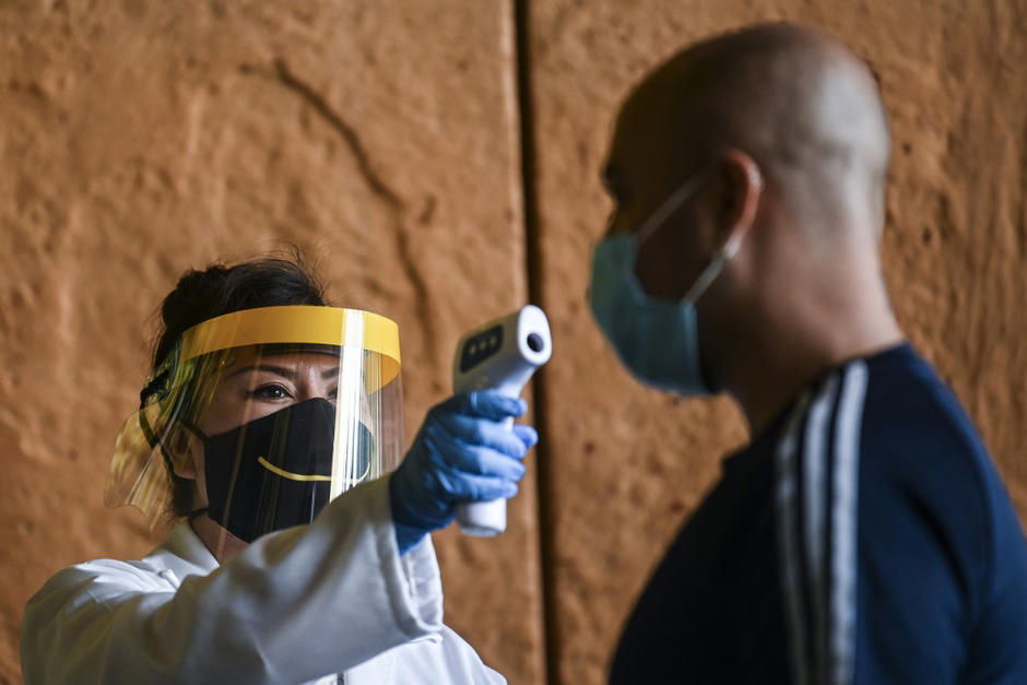 Explican que los termómetros infrarrojos no son dañinos para las personas y cuál debería ser su uso correcto en el hogar. (Foto: AFP)