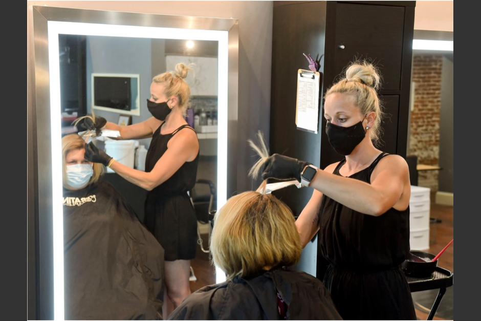 Las peluqueras trabajaron durante varios días siendo portadoras de Covid-19. (Foto: El País)