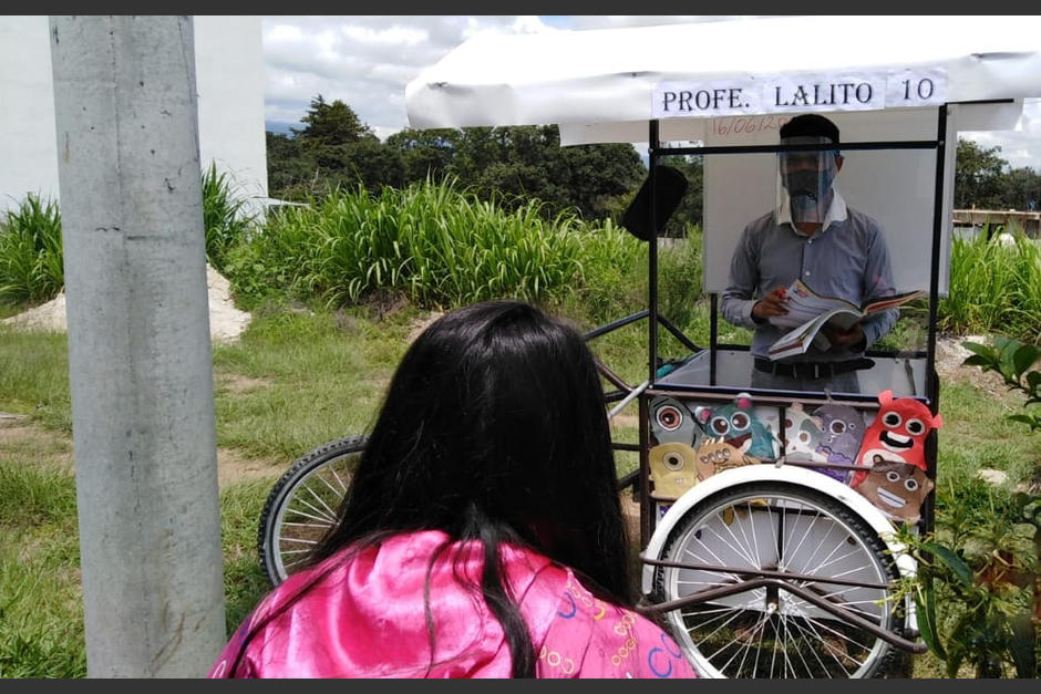 Bloomberg, un medio de comunicación de Nueva York, compartió y aplaudió el trabajo de Gerardo Ixcoy, un profesor guatemalteco que utiliza una bicicleta para dar clases a sus alumnos en Santa Cruz del Quiché. (foto: Canal 4 Quiché)