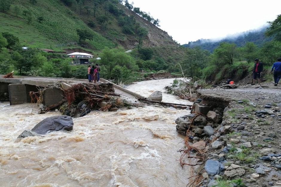 Lluvia y lodo destruyen el puente y acaban con cultivos en aldea Cantzelá del municipio de San Miguel Ixtahuacán, San Marcos.
(Foto: Veintidos TV)