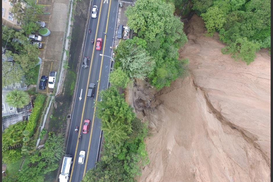 El talud en el área tiene movimiento de tierra que pone en riesgo la integridad de los automovilistas que se desplazan entre Boca del Monte y Villa Canales. (Foto: CONRED)