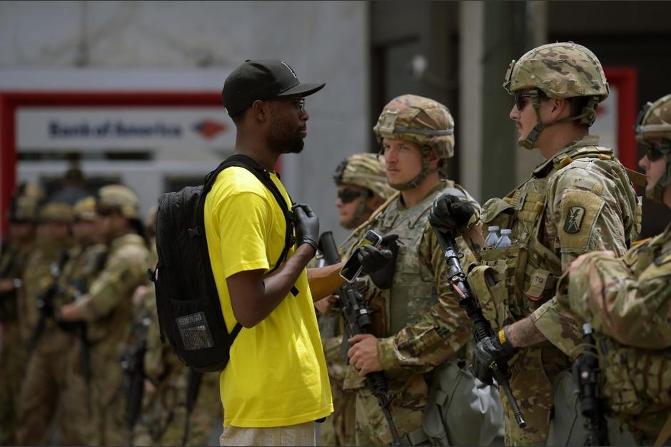 Elementos de la Guardia Nacional han sido desplegados a varias ciudades para contener la violencia durante las manifestaciones. (Foto: AFP)