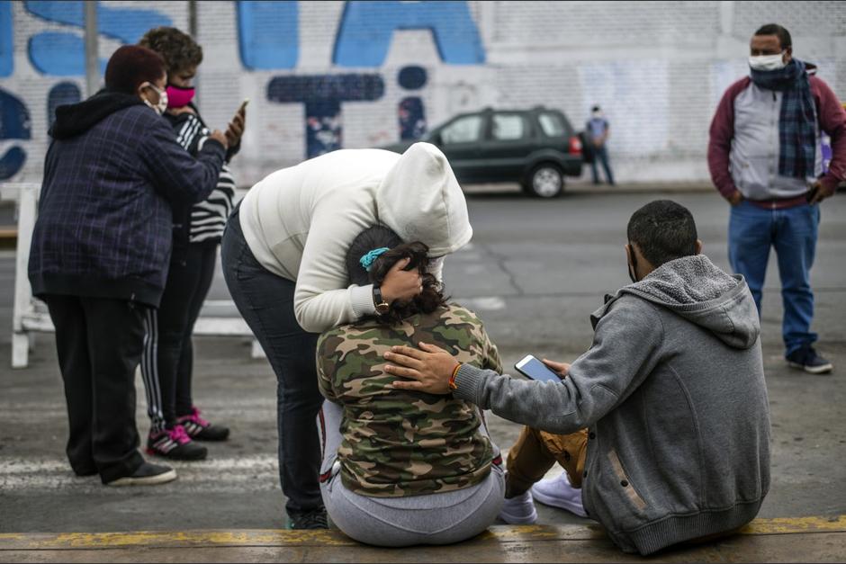 En los últimos días varios jóvenes han fallecido por Covid-19. (Foto: AFP)