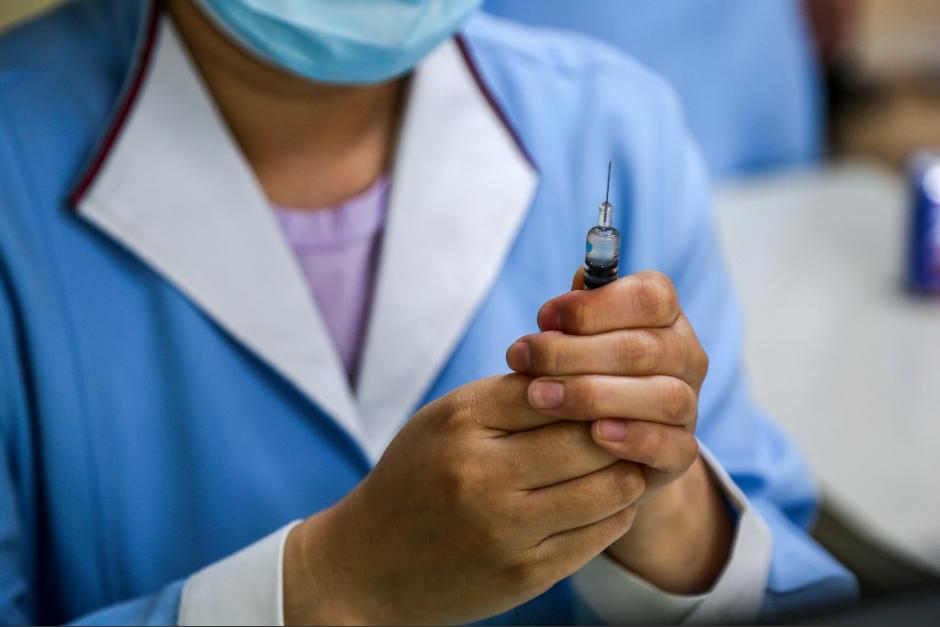 Las dosis se aplicarán en unos 2,000 voluntarios, principalmente del sector salud que lucha contra el nuevo coronavirus. (Foto: AFP)
