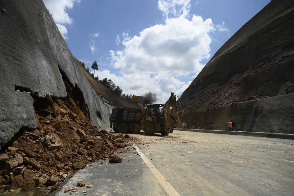 Fiscales ingresaron a las oficinas del Ministerio de Comunicaciones y Caminos para encontrar pistas que ayuden a la investigación que realizan por supuestas irregularidades en la construcción del Libramiento de Chimaltenango. (Foto: Archivo/Soy502) 