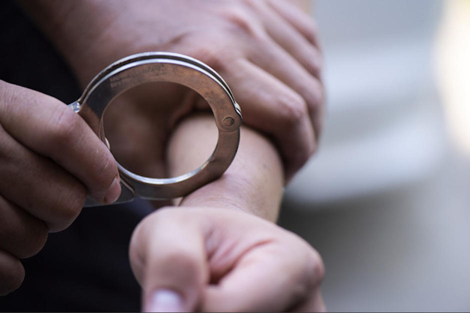 La PNC capturó al hombre cuando agredía con un machete a su hijo de diez años. El menor resultó con heridas en el rostro. (Foto: Archivo/Soy502)