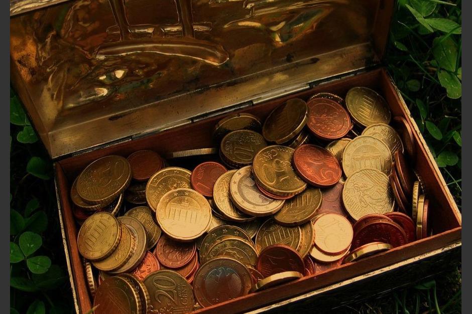 El tesoro fue encontrado luego que una persona siguiera las pistas que dejó un hombre que lo escondió en las montañas. (Foto: Yahoo!)