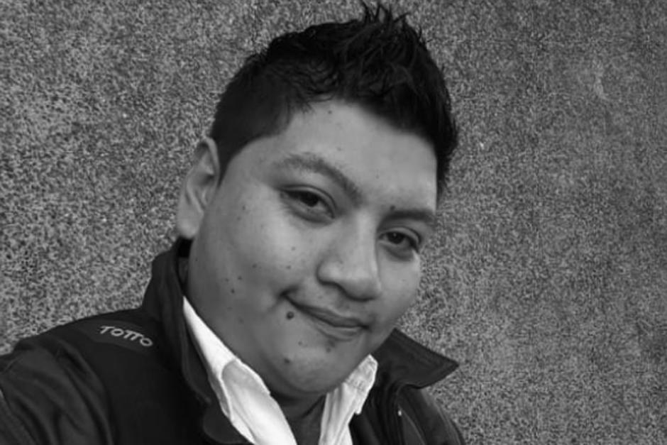 Familiares de Carlos García denuncian que el joven murió por neumonía severa, pero fue enterrado como "XX" en una fosa en el cementerio La Verbena destinada para víctimas de Covid-19. (Foto: Familia de Carlos García)