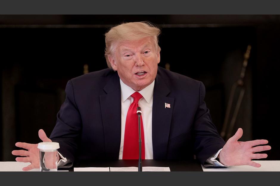 El mandatario fue visto bajar de manera inestable una rampa. (Foto: AFP)